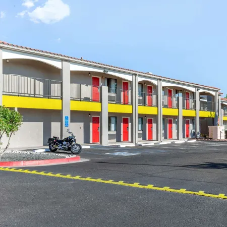 Econo Lodge West - Coors Blvd
