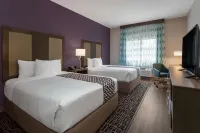 La Quinta Inn & Suites by Wyndham Wichita Airport - Rooftop Pools