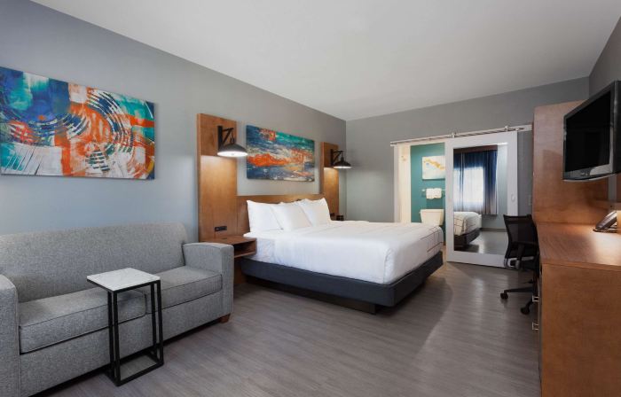 La Quinta Inn & Suites by Wyndham Ft. Myers-Sanibel Gateway
