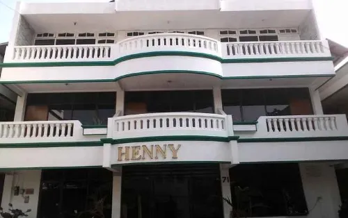 Henny Executive Homestay Hotels in Dukuhpakis