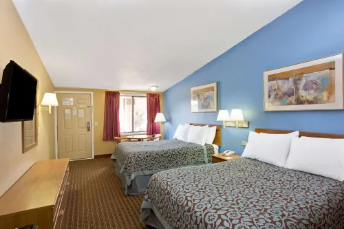 Days Inn by Wyndham Lawrenceville - parking