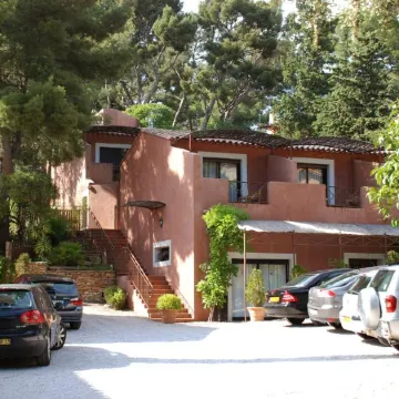 Hotel Spa Cassis – Heated Pool & Parking