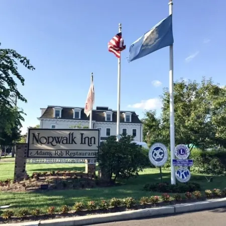 Norwalk Inn & Conference Center Отели в г. Уэстон
