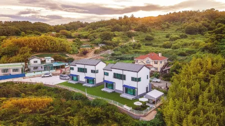 Gyeongju Noblesse Pension Отели рядом с достопримечательностью «Submerged Tomb of King Munmu»