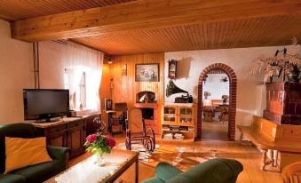 Green Inn Homestead with Sauna