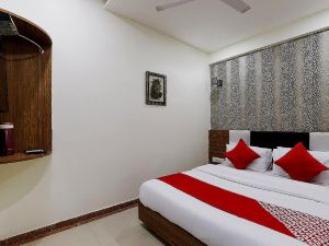 OYO 82033 Hotel Grand Plaza