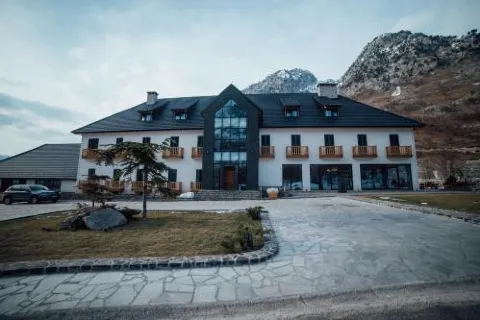 Hotel Kulla e Bajraktarit