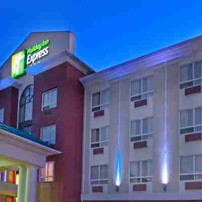 Holiday Inn Express & Suites Edson Hotel Exterior