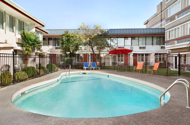 Days Inn by Wyndham Victoria Airport Sidney photo 4