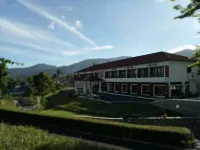 Adhyaksa Resort Cisarua Hotell i Leuwimalang
