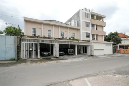 RedDoorz Near Stadion Manahan Solo Отели рядом с достопримечательностью «Dalem Kalitan»