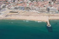 Wot Costa da Caparica Hotels near Sanctuary of Christ the King