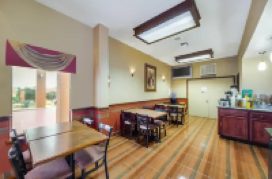 Econo Lodge Inn & Suites