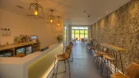 Denbies Vineyard Hotel - bar