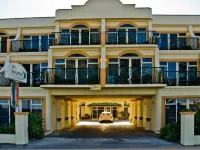 Beachfront Motel Hotels near Pania of the Reef