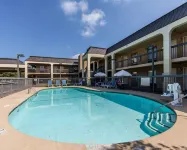 Clarion Inn Cleveland Near University - Pools