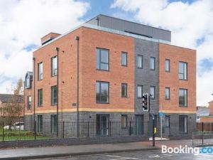 Elliot Oliver - Stylish Loft Style Two Bedroom Apartment with Parking