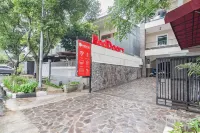 RedDoorz Plus @ Bagusrangin Street Hotel a Coblong