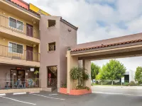 Super 8 by Wyndham El Cajon/San Diego Hotel in zona BNS Brewing and Distillery