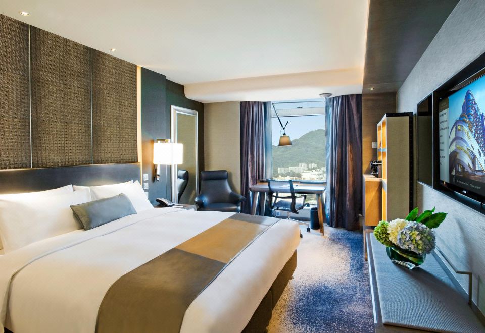 로열 플라자 호텔의 넓은 객실 내부