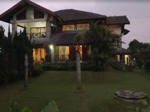 Bella Vista - Spacious Villa at Puncak