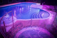 Village Hotel Manchester Cheadle - С бассейном