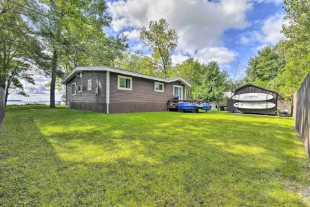 Cozy Lake Champlain Cottage w/ Private Beach!