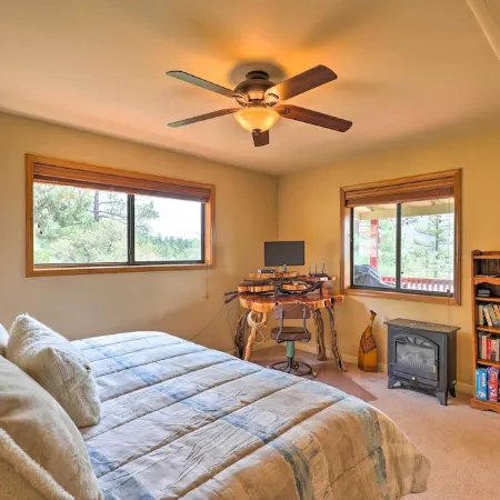 Strawberry Hideaway in the Pines w/ Hot Tub!