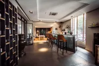 Logis Villa C Hôtel - ที่มีบาร์