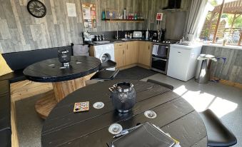Acdc Glamping, Campervan , Caravan and Tent Resort - Housity