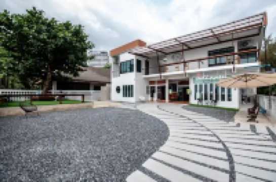 Sinai Rimtalay (โรงแรม ซีนาย ริมทะเล)