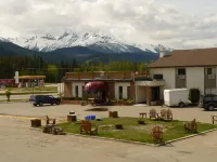 Valemount Vacation Inn - parking