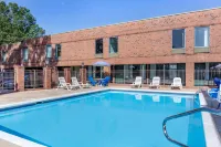 Days Inn & Suites by Wyndham Rocky Mount Golden East - Pools