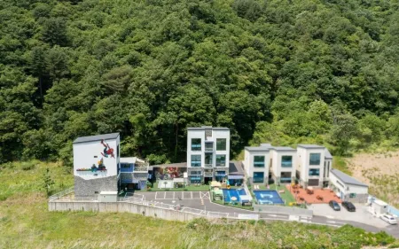 Gapyeong Aiwa Kids Pool Villa Отели рядом с достопримечательностью «Edelweiss»