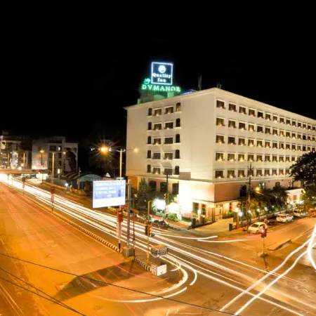 Quality Hotel D V Manor Отели рядом с достопримечательностью «Храм Канакадурга»