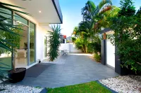Luxico Majestic Palms (Heated Pool) Hotels near Valentino Gold Coast David Jones