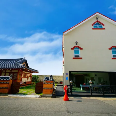 Jeonju Deokindang and Soo House Pension Отели рядом с достопримечательностью «Jeondong Catholic Church»