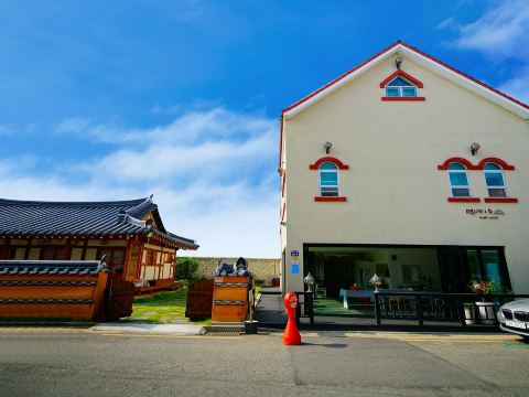 Jeonju Deokindang and Soo House Pension