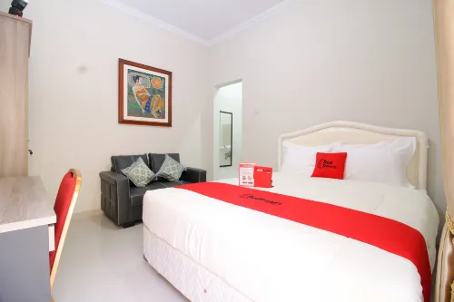 RedDoorz Plus Near Stie Ykpn Hotel a Depok