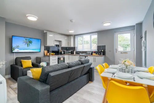 Elegant Flat Near Stonehenge, Amesbury Town Centre Smart TVs Netflix Free Parking Hotels in Amesbury