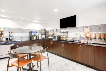 Microtel Inn & Suites by Wyndham Bath Отели рядом с достопримечательностью «Glenn H Curtiss Museum»