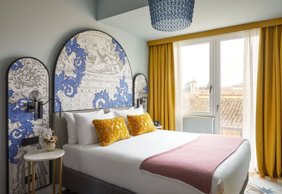 4. Hotel In..