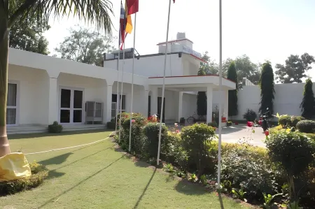 Hotel Ganesha Garden Villa Отели рядом с достопримечательностью «Кандарья-Махадева»