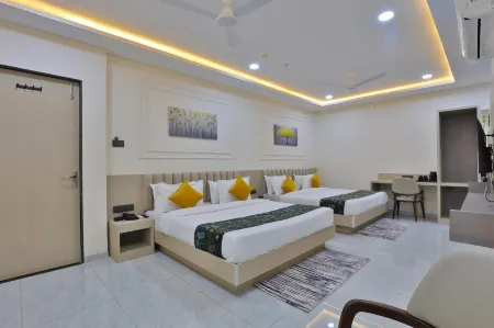 Hotel the Grand Radhey Отели в г. Ананд