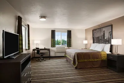 Super 8 by Wyndham Woodburn