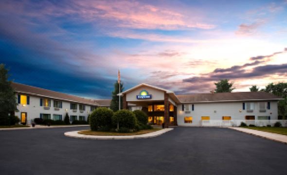 Days Inn by Wyndham Cadillac