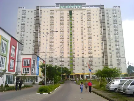 The Suites Metro by Faris Property Отели в г. Buahbatu