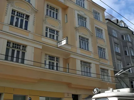 ホテル ペンション バロン アム ショッテントーア