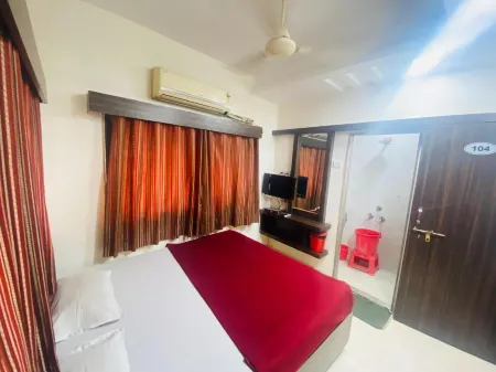 Hotel Sai Bhawani Отели рядом с достопримечательностью «Shiradi sai baba real Temple»