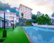 Treenz Hotel - Pools